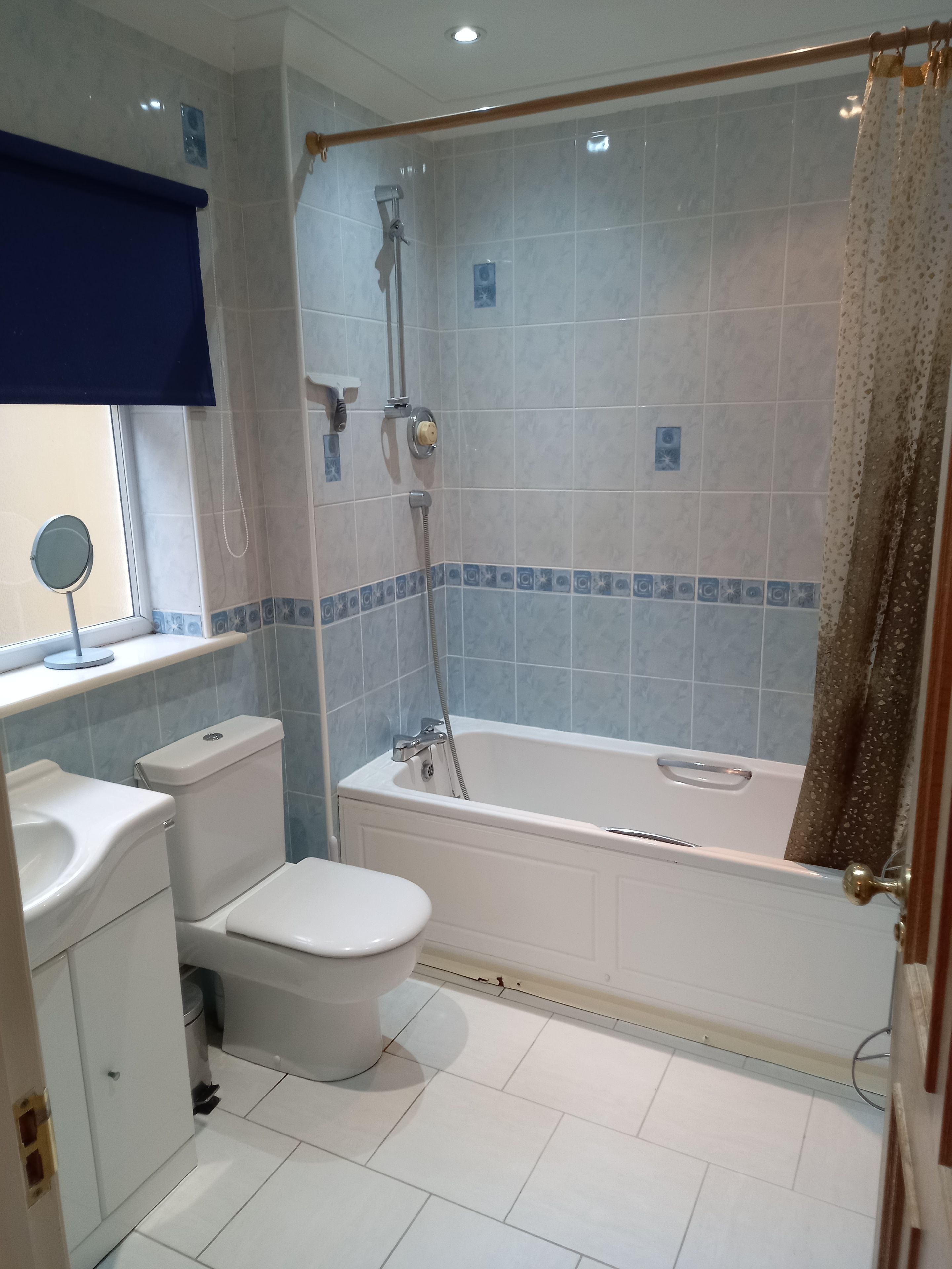 Une salle de bain avec une baignoire, des toilettes et un lavabo.