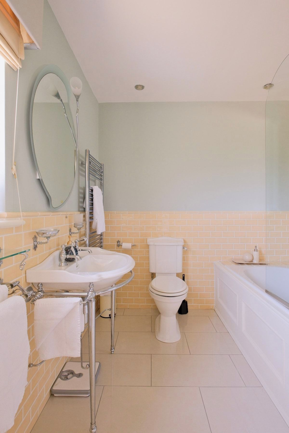Ein Badezimmer mit Waschbecken, Toilette und Badewanne.