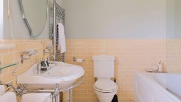 Ein Badezimmer mit Waschbecken, Toilette und Badewanne.