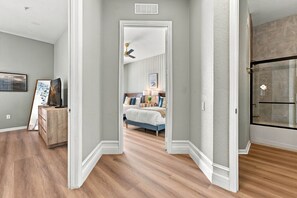 Room - Designer Luxury 3BR, Stunning Lake View, Vista Cay (Orlando)