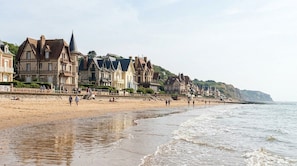 A coastal town with historic buildings along the beach, a promenade, and a view of the sea. - Renovated apartment with a terrace and parking (Houlgate)