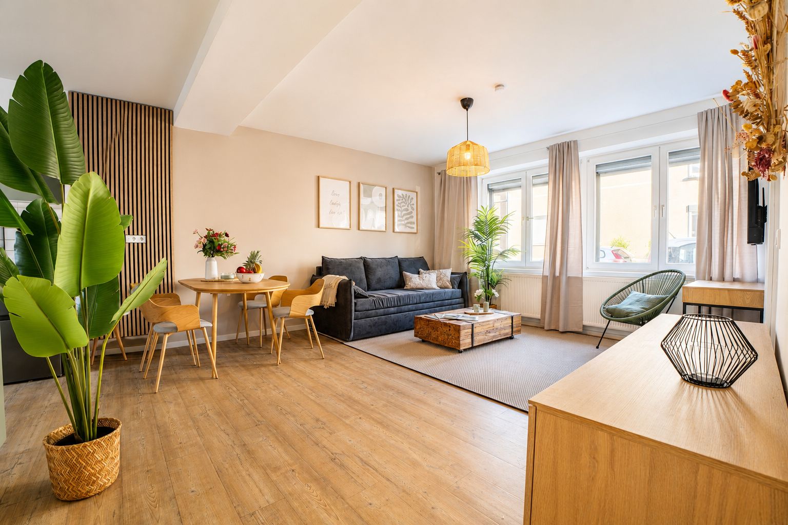 Ein modernes Wohnzimmer mit einer Couch, einem Couchtisch und einem Essbereich.