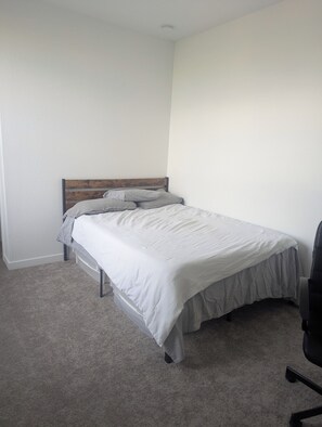 Room - Spacious 4-bedroom house in tranquil neighborhood near airport (Aurora)
