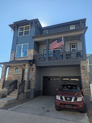 Exterior - Spacious 4-bedroom house in tranquil neighborhood near airport (Aurora)