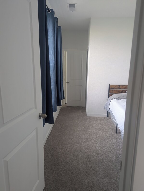Room - Spacious 4-bedroom house in tranquil neighborhood near airport (Aurora)
