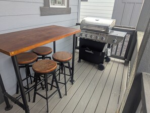Outdoor dining - Spacious 4-bedroom house in tranquil neighborhood near airport (Aurora)
