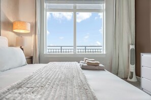 Room - The Monaco - Luxe 1BR Condo DT w/ Rooftop Pool (Orlando)