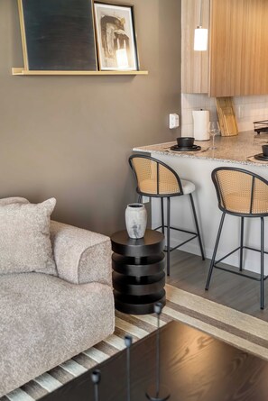 Eine moderne Küche mit Essbereich, ausgestattet mit einer Couch, Stühlen, einem runden Tisch und einem Couchtisch.