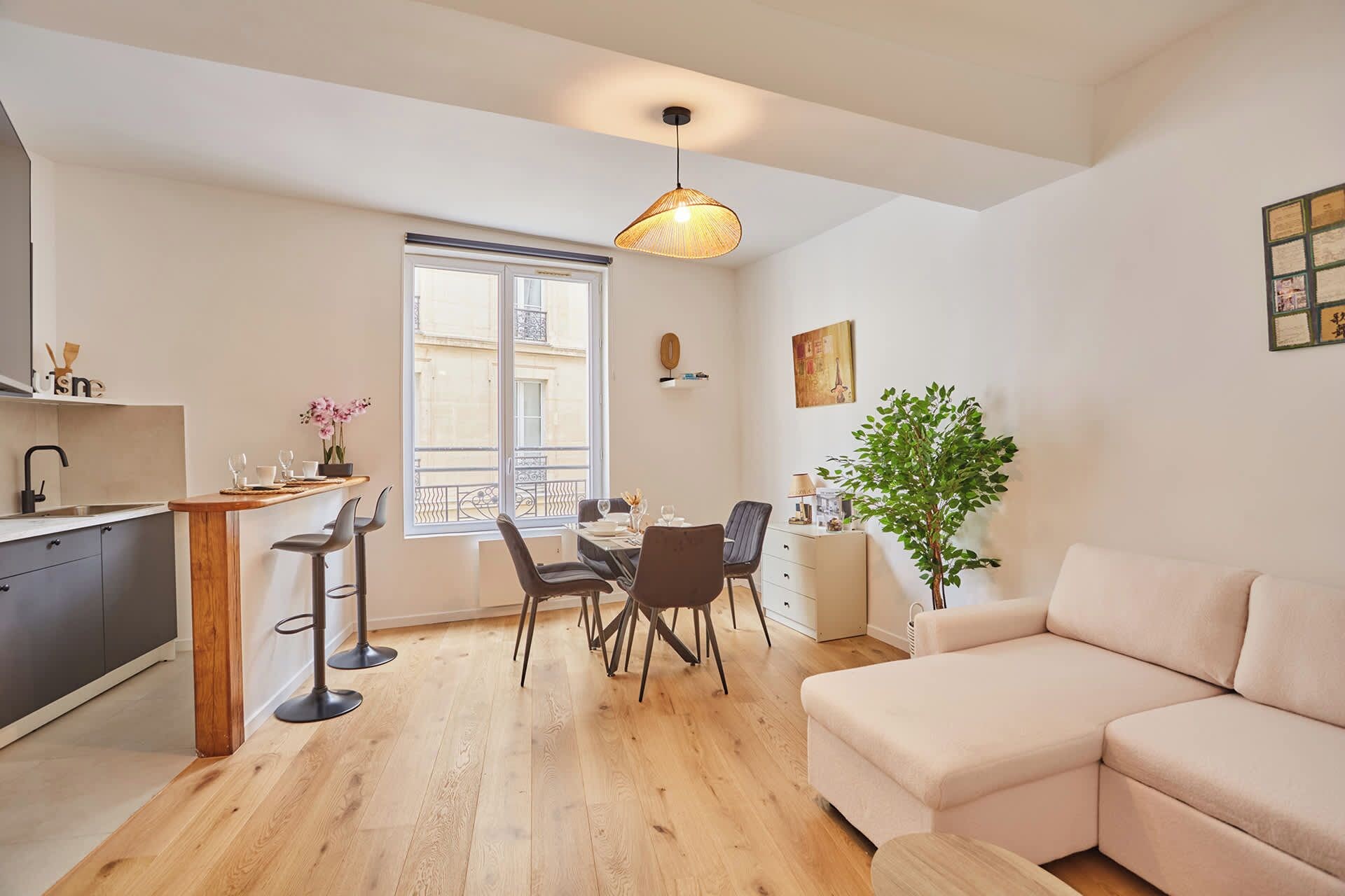 Un appartement moderne comprenant un coin repas, une cuisine et un salon.