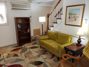 Living area - Cozy 1-bedroom studio in amazing Richmond with AC (Richmond)
