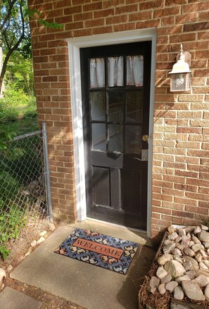 Exterior detail - Cozy 1-bedroom studio in amazing Richmond with AC (Richmond)