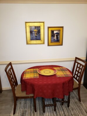 Dining - Cozy 1-bedroom studio in amazing Richmond with AC (Richmond)