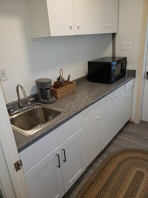 Private kitchen - Cozy 1-bedroom studio in amazing Richmond with AC (Richmond)