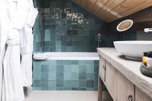 A bathroom with a bathtub, a sink, and a shower. - Le Refuge du Grand Hôtel (Chantemerle)