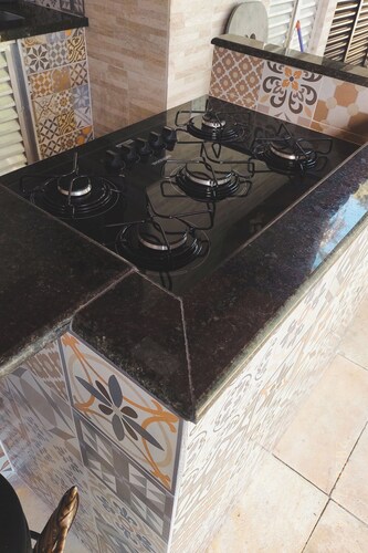 Cozy house in Guarujá with pool, hot tub, and gourmet barbecue area. 