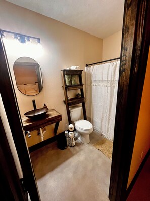 Bathroom - Lanan Lunker Lodge, cozy 3b/2b with boat launch. (Many)