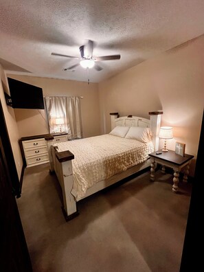 Room - Lanan Lunker Lodge, cozy 3b/2b with boat launch. (Many)