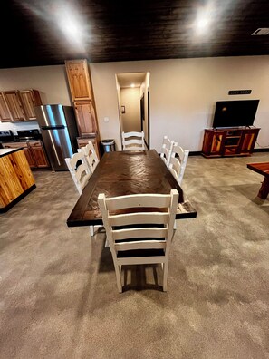 Dining - Lanan Lunker Lodge, cozy 3b/2b with boat launch. (Many)