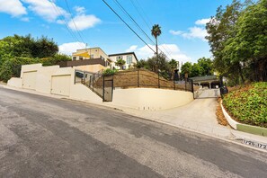 Exterior - Peaceful & Cozy 2 Bedroom House, Stunning Views (Los Angeles)