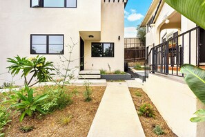 Property grounds - Peaceful & Cozy 2 Bedroom House, Stunning Views (Los Angeles)