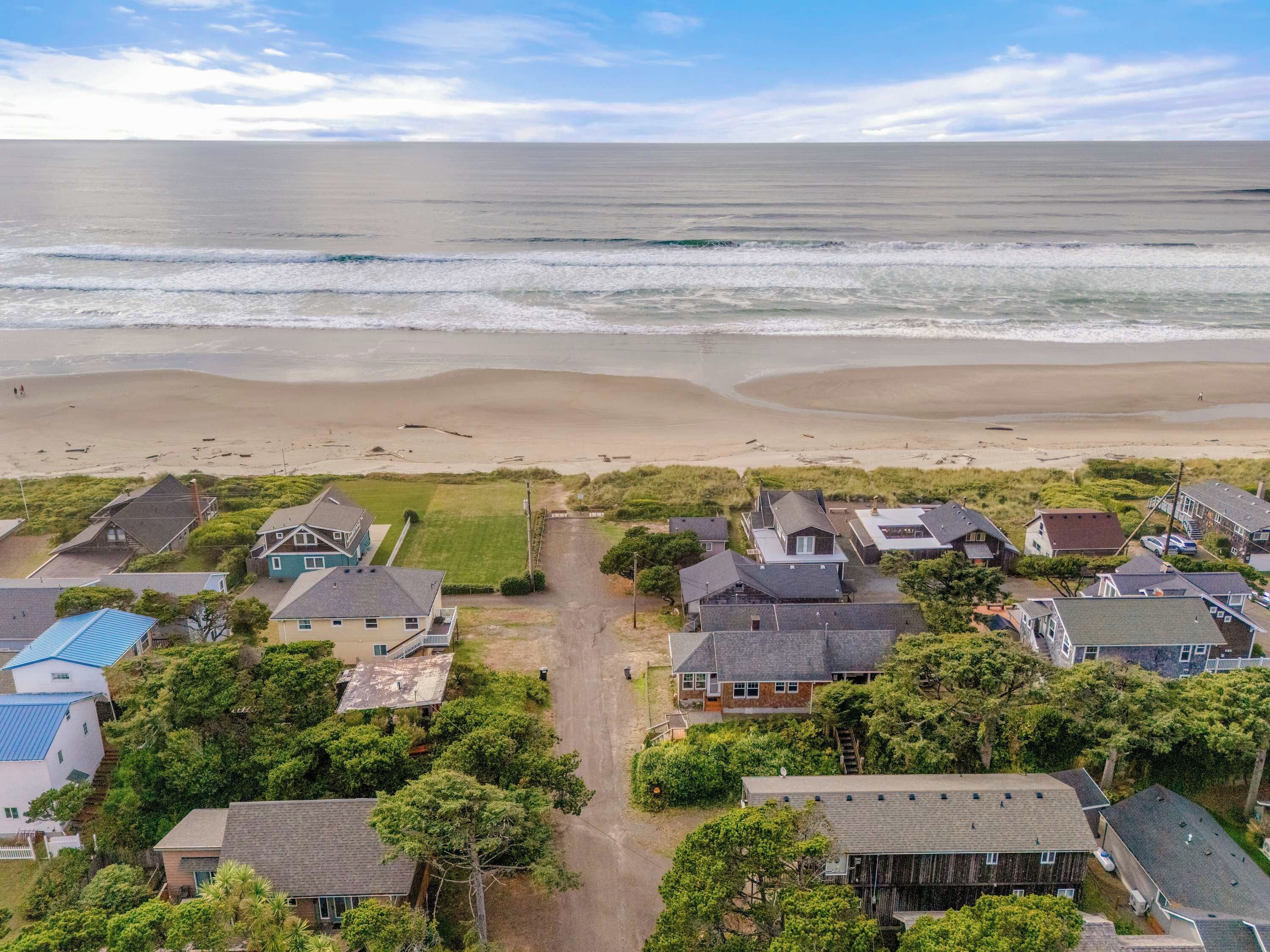 Un quartier résidentiel situé sur la côte, avec des maisons, une plage et une vue sur l’océan.