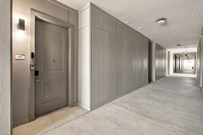 A hallway with a door marked '402' and a light fixture above it. - Luxe 2BR Downtown Fort Worth; Balcony, Sleeps 6 ; Near Sundance Sq & Dickies (Fort Worth)