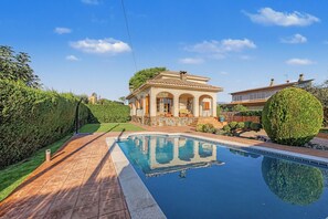 A house with a swimming pool, surrounded by well-maintained hedges and a clear sky. - Holiday Home 'Casa Arrels' with Montseny Views (Sant Julià d'Alfou)