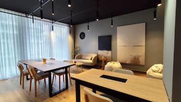 Une salle de réunion moderne, dotée d’une grande table, de chaises et d’un canapé.