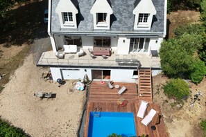A two-story house with a swimming pool, outdoor seating, and a covered patio area. - 6 bedrooms • Perfect for Christmas near Nantes (Vertou)