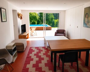 En moderne stue med pool, spiseplads og tv.