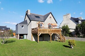 Exterior - Holiday Home 'Tud Kozh Entre Ville Et Mer' with Private Terrace, Private Garden and Wi-Fi (Plogastel-Saint-Germain)