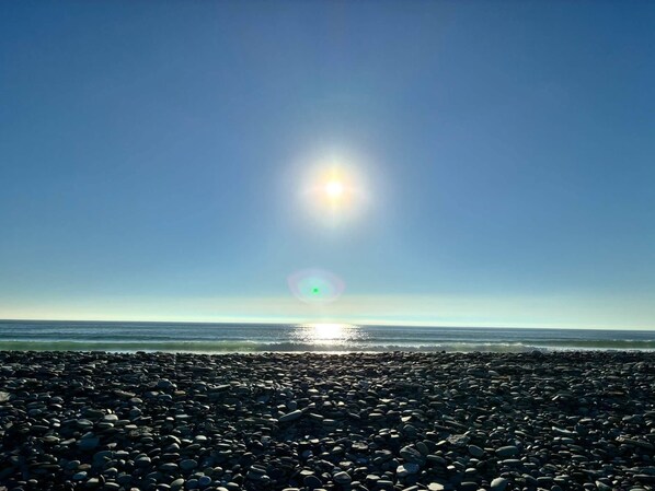A beach with a rocky foreground and a clear sky. - Holiday Home 'Tud Kozh Entre Ville Et Mer' with Private Terrace, Private Garden and Wi-Fi (Plogastel-Saint-Germain)