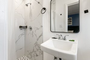 A bathroom with a shower, a sink, and a mirror. - Cozy Queen Bed Retreat, Inglewood Getaway (Inglewood)