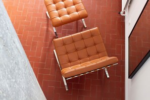 A modern interior with two brown leather chairs and a white wall. - Ipso Facto—Elegant home in a quiet neighborhood, just a stone's throw from downtown, with a garden—Senlis (Senlis)