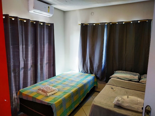 A small, single-room accommodation with a bed, a sofa, and a small table. - Casa de Hospedagem Duplex Linda na Praia do Meio/Araçagy98.9.8.8.3.7-9.4.6.0 (São José de Ribamar)