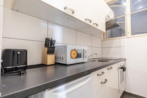 Eine Küche mit Toaster, Kaffeemaschine und Fenster.