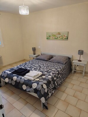 Room - Spacious apartment in a quiet neighborhood in Tavel (Tavel)