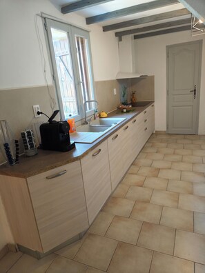 Private kitchen - Spacious apartment in a quiet neighborhood in Tavel (Tavel)