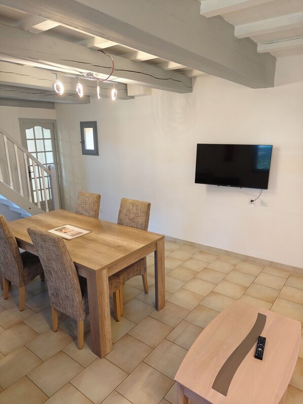 Dining - Spacious apartment in a quiet neighborhood in Tavel (Tavel)