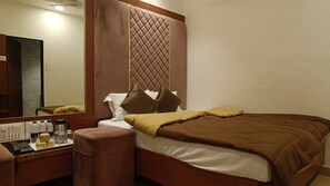 Room - Hotel Dwarka Bhavan (Shirdi)