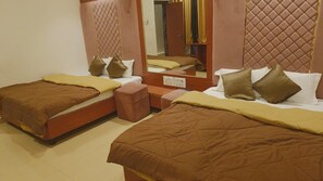 Room - Hotel Dwarka Bhavan (Shirdi)