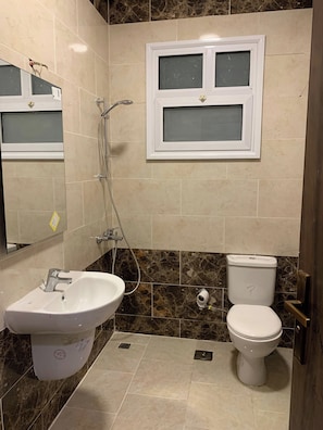 A bathroom with a sink, toilet, and shower. - Cozy 1BR La Prestigia (Hurghada)