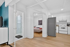 Een modern appartement met een keuken, een slaapkamer en een woongedeelte.