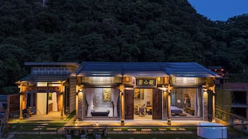 Un edificio moderno con una entrada tradicional, una escalera visible y un interior bien iluminado.