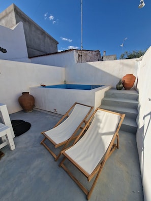 A rooftop terrace with a swimming pool, two lounge chairs, and a staircase. - Casa de Santa Margarida (Mourão)
