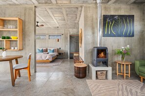 Ein moderner Wohnraum mit Kamin, Essbereich und gemütlichem Sitzbereich.