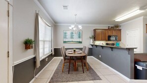Dining area with seating for 4 people - University Place - 3.5 miles to Kyle Field, Pool access! (College Station)