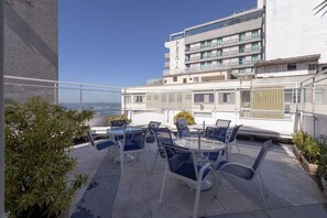 A rooftop terrace with outdoor seating and a view of the sea. - South Beach - Copacabana (Rio de Janeiro)