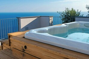 A hot tub on a wooden deck with a view of the sea. - Villa with views over the Amalfi Coast and jacuzzi (Furore)