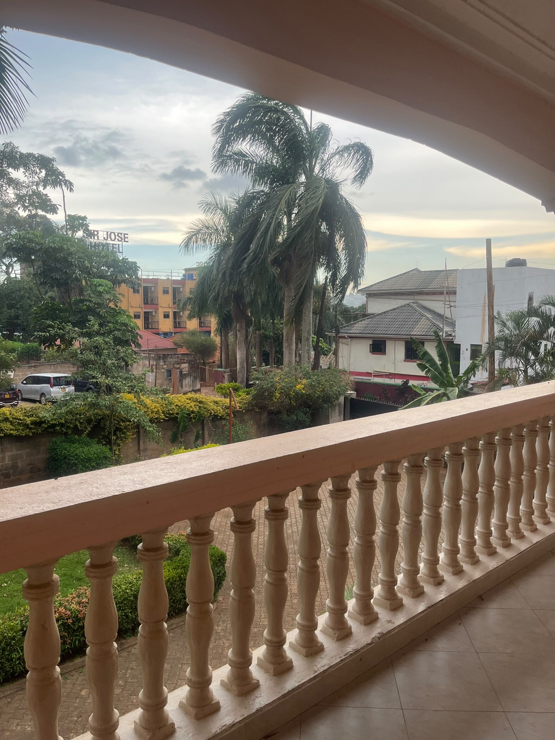 Un balcon donnant sur un hôtel appelé «Hôtel José» et sur les bâtiments environnants.